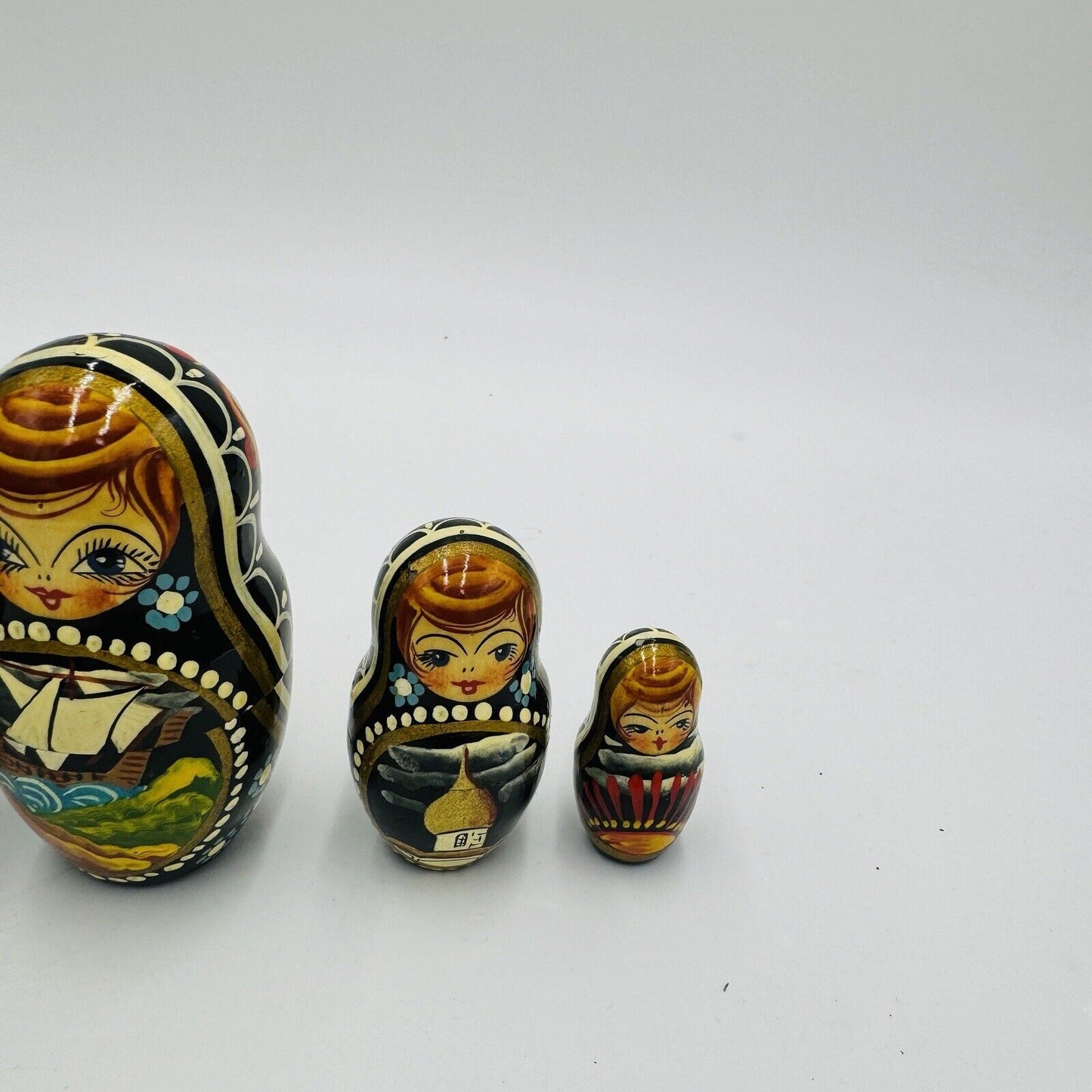 Matryoshka Nesting Doll Hand Painted  Wooden 5 Pieces Vintage