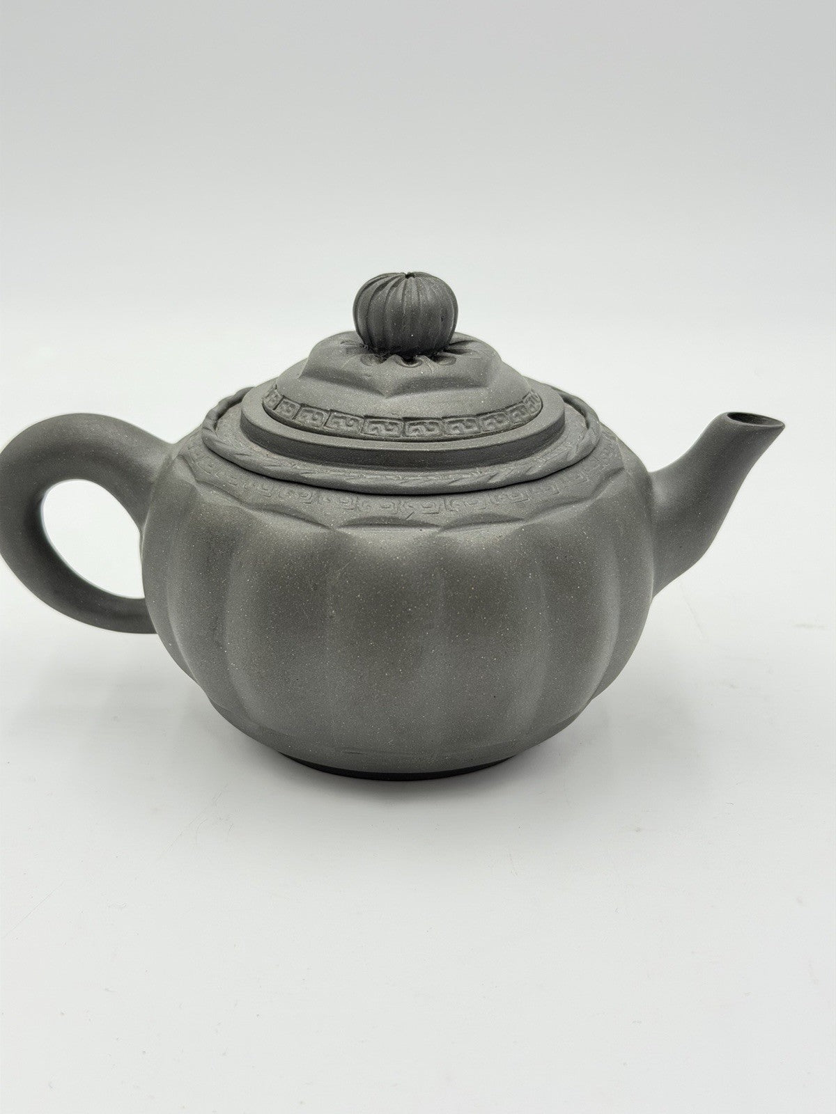 Chinese Yixing zisha clay teapot with ribbed pumpkin body & decorative lid Vtg
