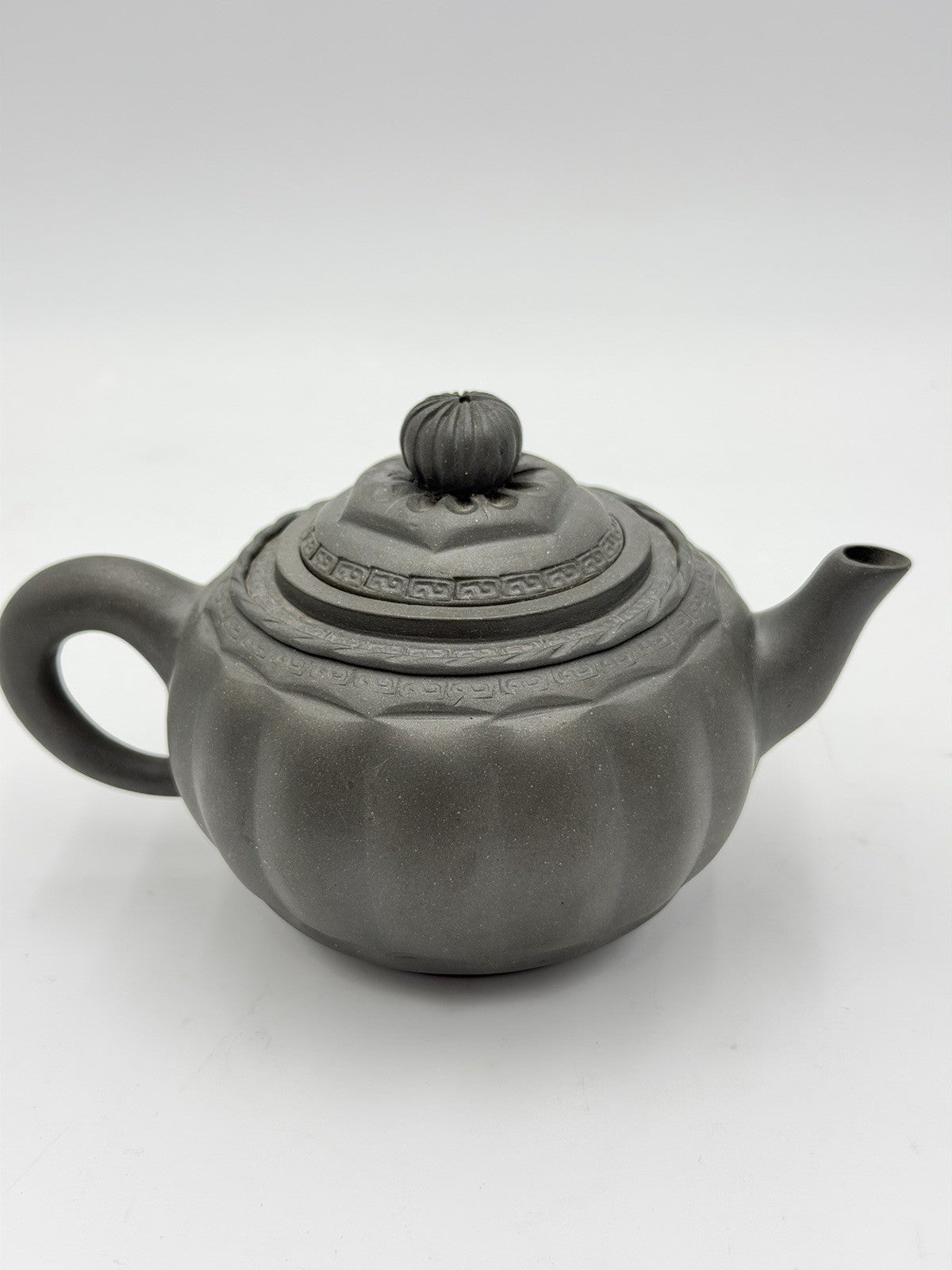 Chinese Yixing zisha clay teapot with ribbed pumpkin body & decorative lid Vtg