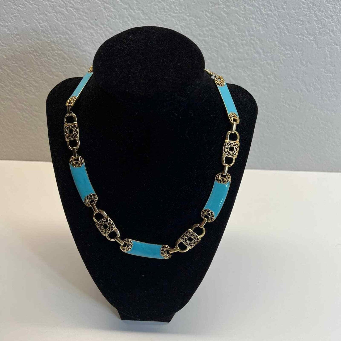 Necklace Turquoise Women's Jewelry Metal Silver Tone Settings Hangs Flat