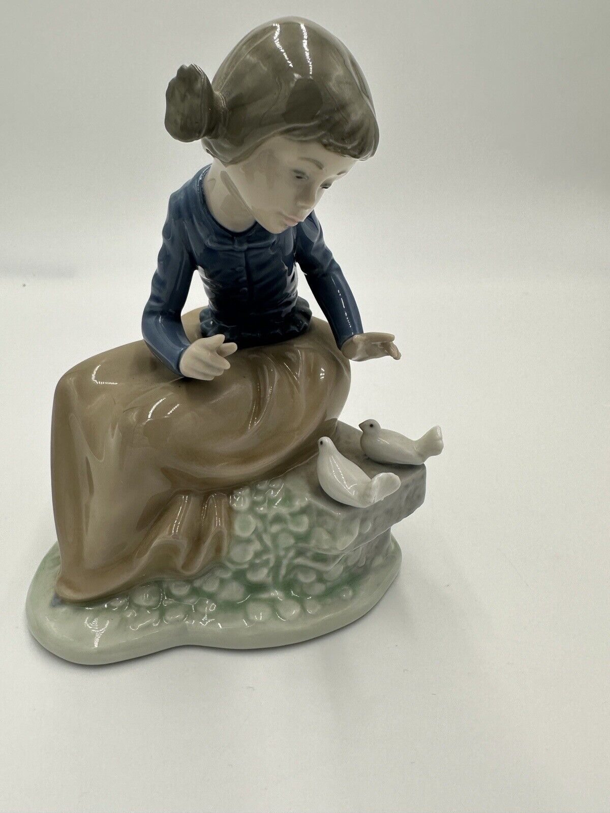 Nao Lladro Spain  Figurine Seated Girl w/ Doves Daisa Porcelain Ever So Gently