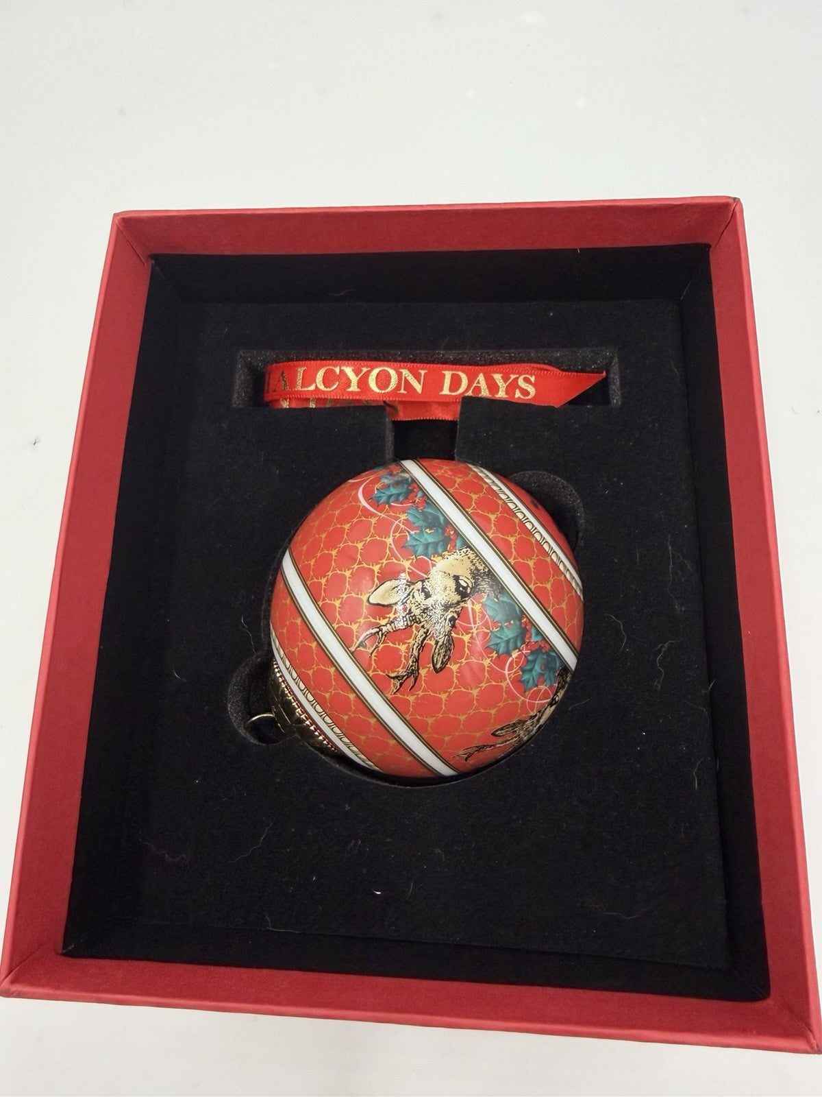 RARE HALCYON DAYS GORDON CASTLE ANTLER TRELLIS Porcelain Ball Red Ornament