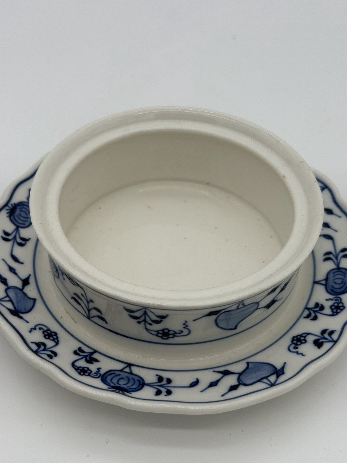 Meissen Porcelain Blue Onion Covered Round Butter Dish Rose Top Germany