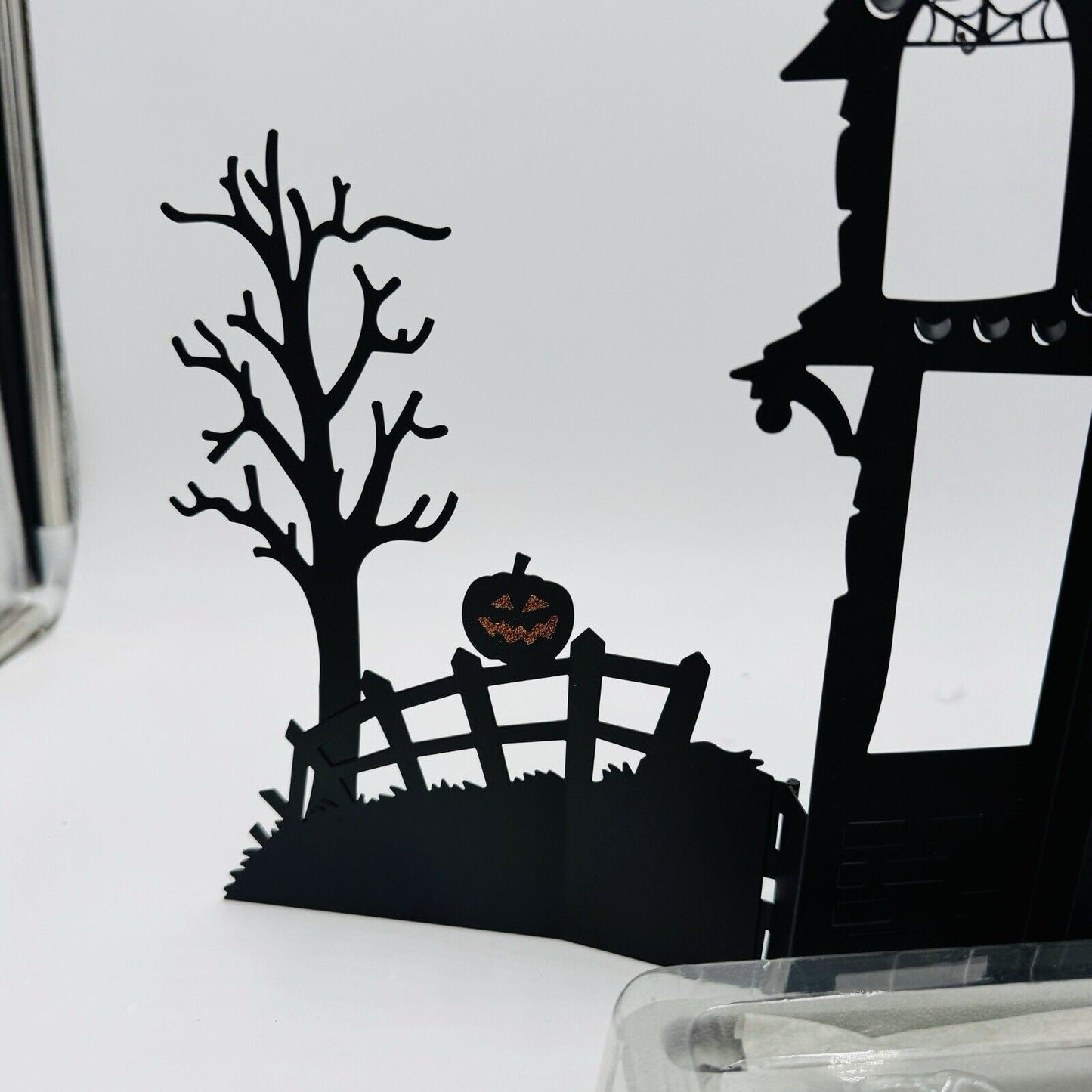 Hallmark Keepsake Artist Tom Best Halloween Ornament Stand Disney Famous Faces