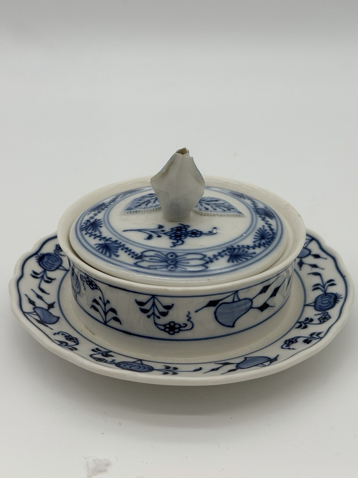 Meissen Porcelain Blue Onion Covered Round Butter Dish Rose Top Germany