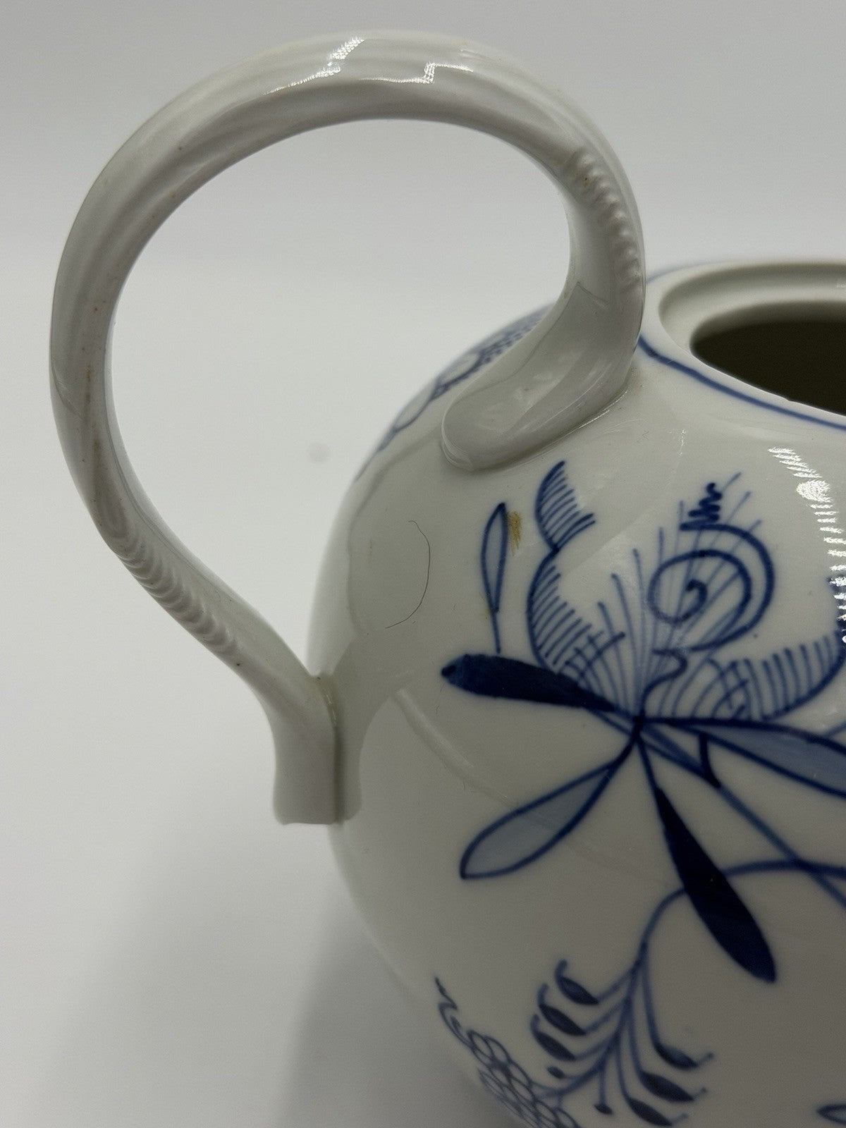 Antique Meissen Porcelain Blue Onion Teapot & Saucer Pot Germany Flower Lid