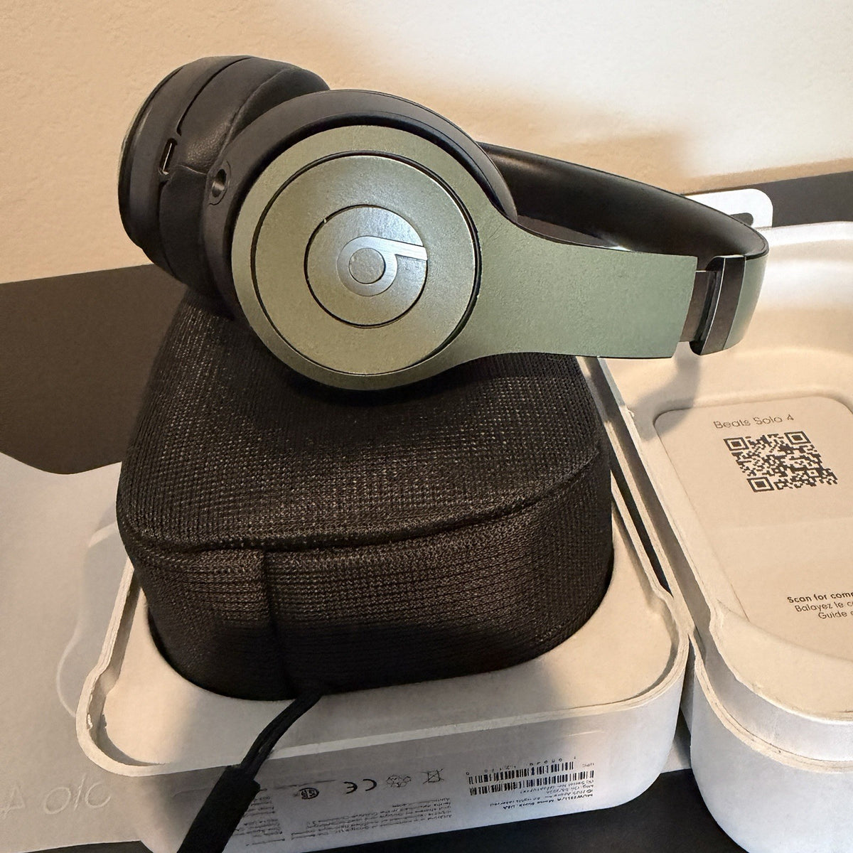 Beats Solo4 Wireless On-Ear Headphones Bluetooth Headphones - Olive Green