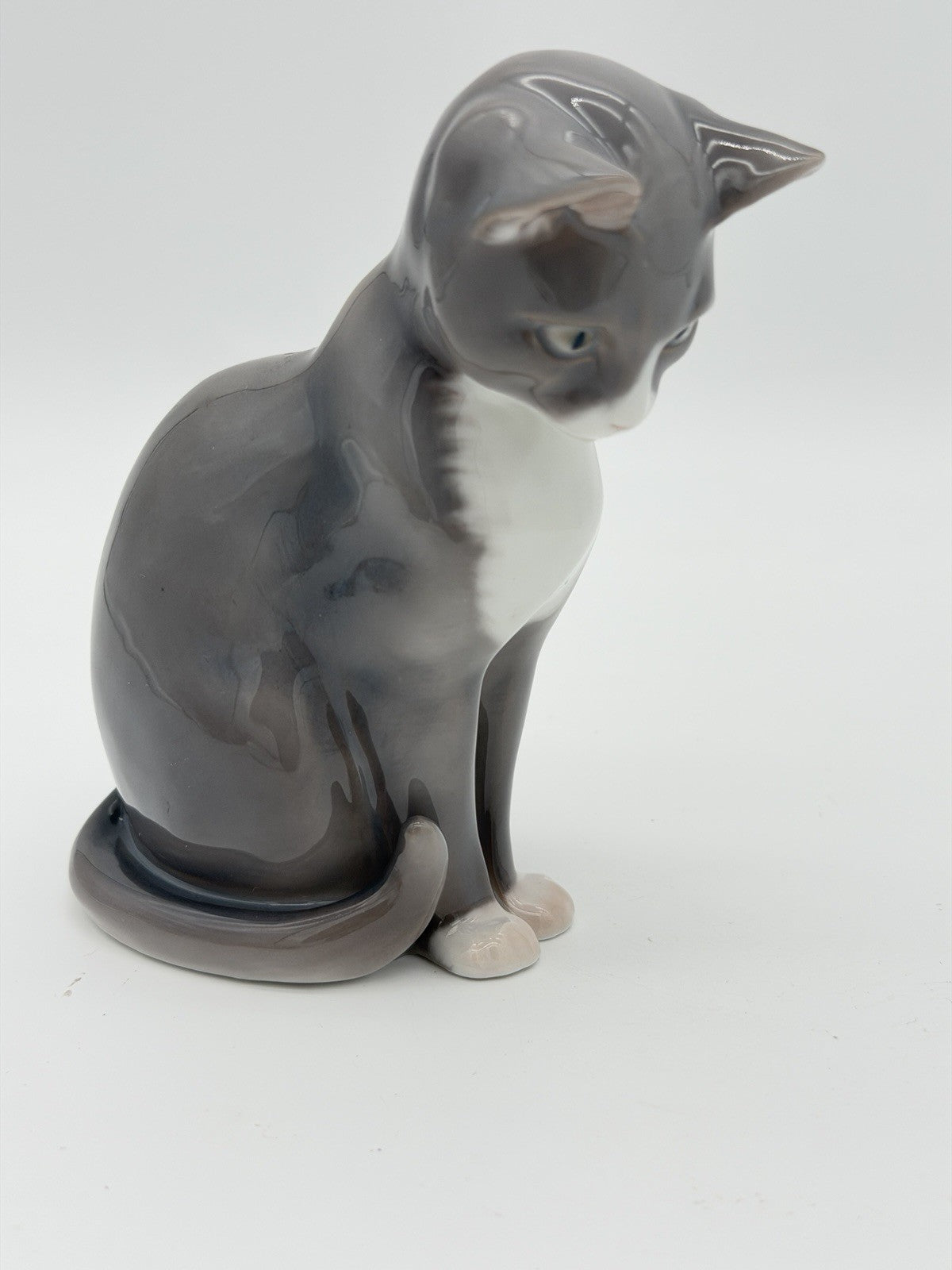 Bing & Grondahl Porcelain Copenhagen Denmakr Cat Sitting #1876 Grey & White 4.5”