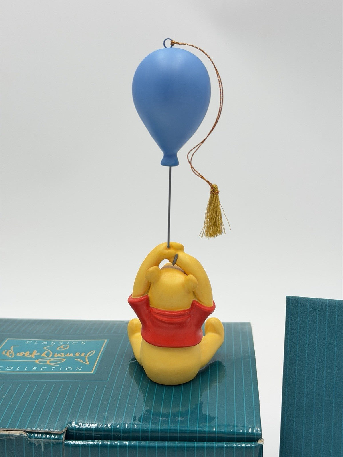 Walt Disney Classics Collection Up to The Honey Tree Winnie Pooh Ornament NIB