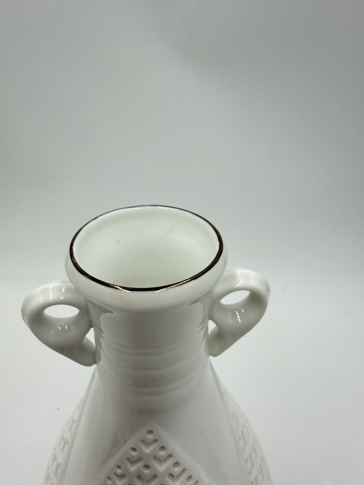 Chinese BLANC DE CHINE Dehua White Porcelain Reticulated Filigree Lattice Vase