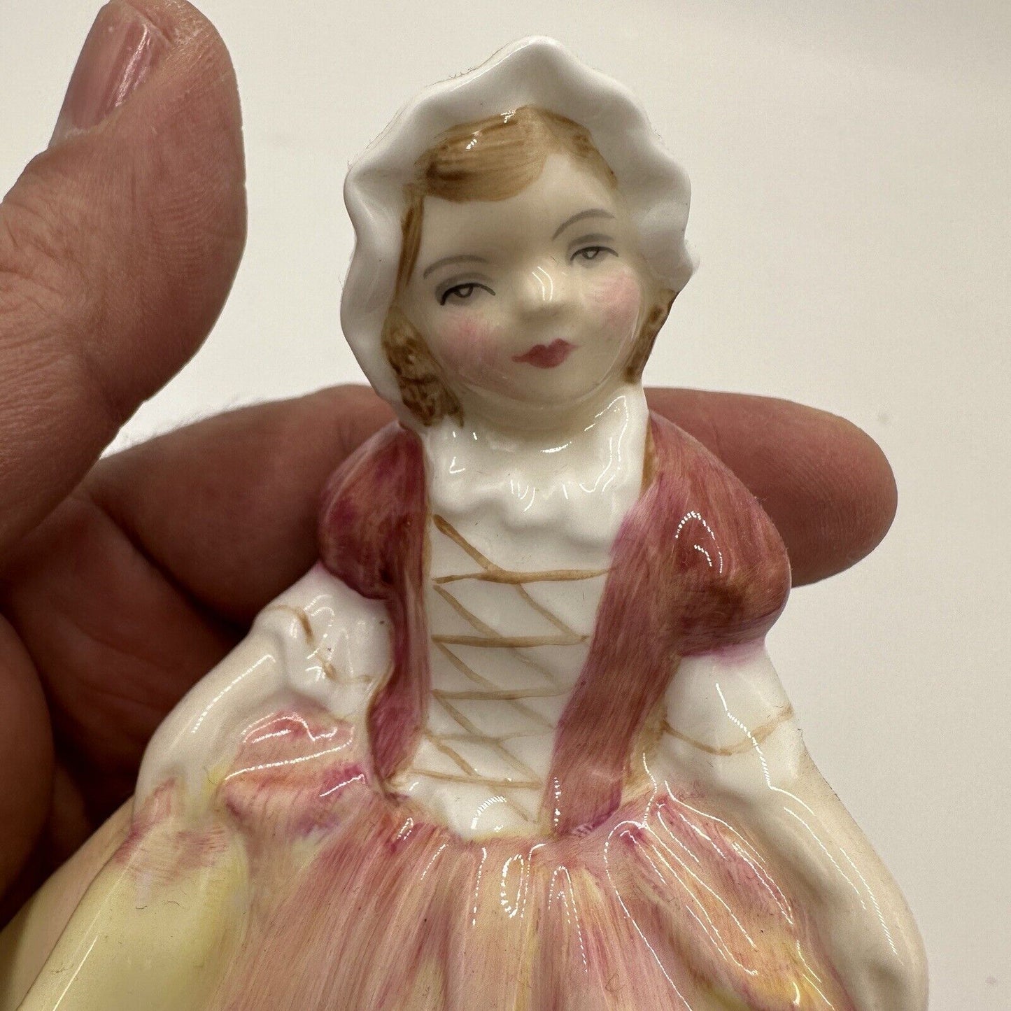 Royal Doulton Figurine Dinky Do England HN2120 Handpainted Porcelain Decor Home