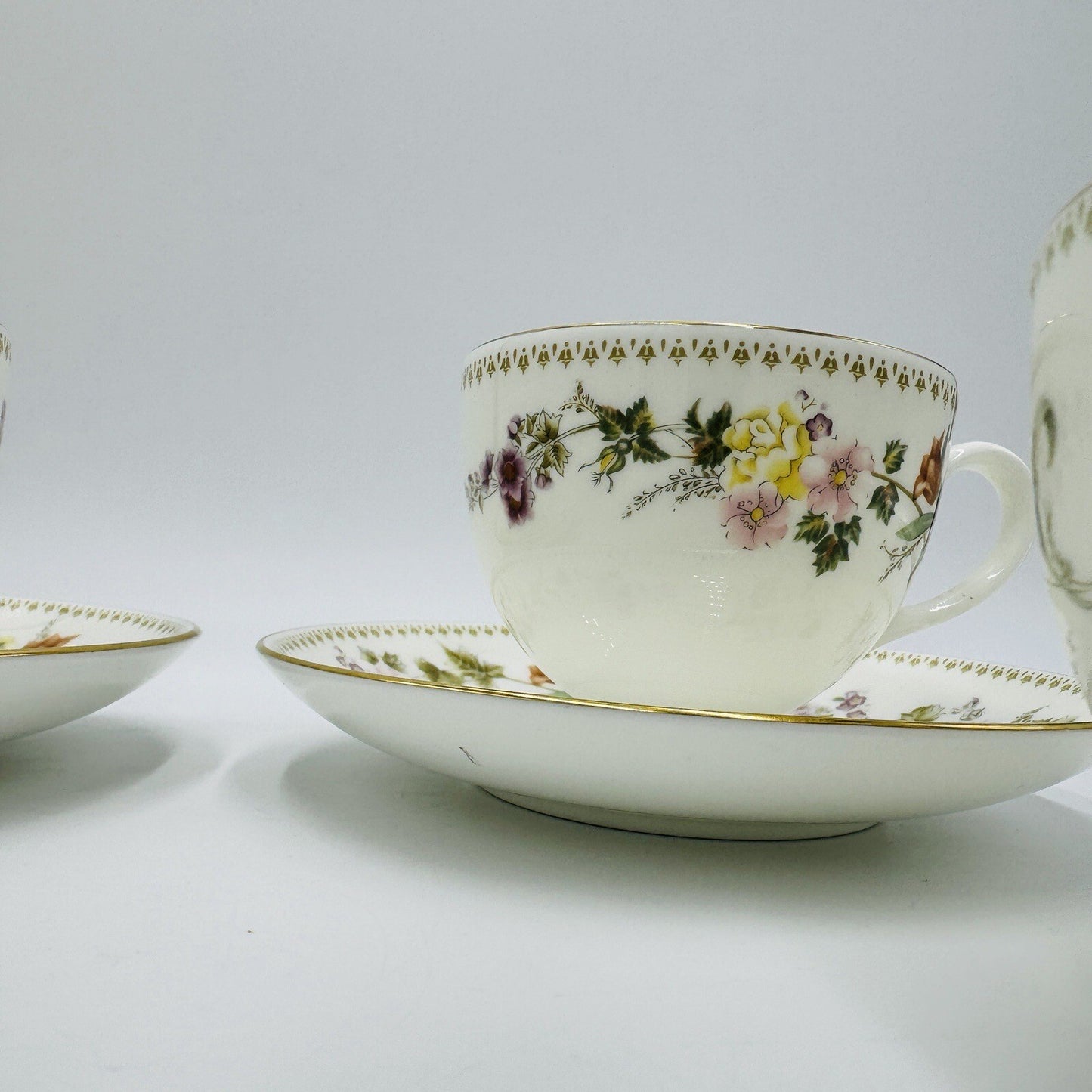Wedgwood 4 Teacups & Two Saucers Mirabelle R4537 Floral Bone China England
