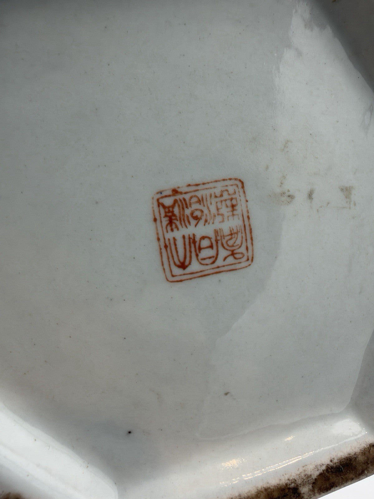 Antique Chinese hexagonal brush Porcelain Da Qing Tongzhi Nian Zhi Peaches Vase