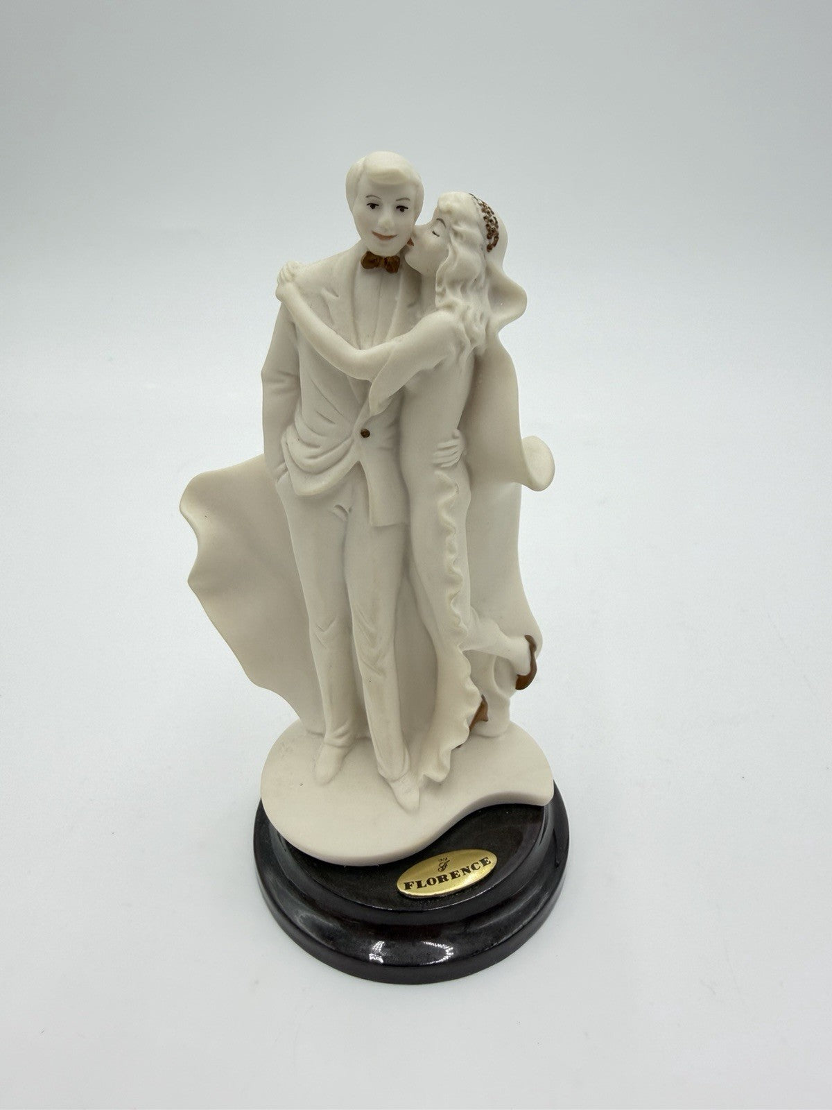 Giuseppe Armani Italy Bride Kisses Groom Miniature Figure 5” 1992 Cake Topper