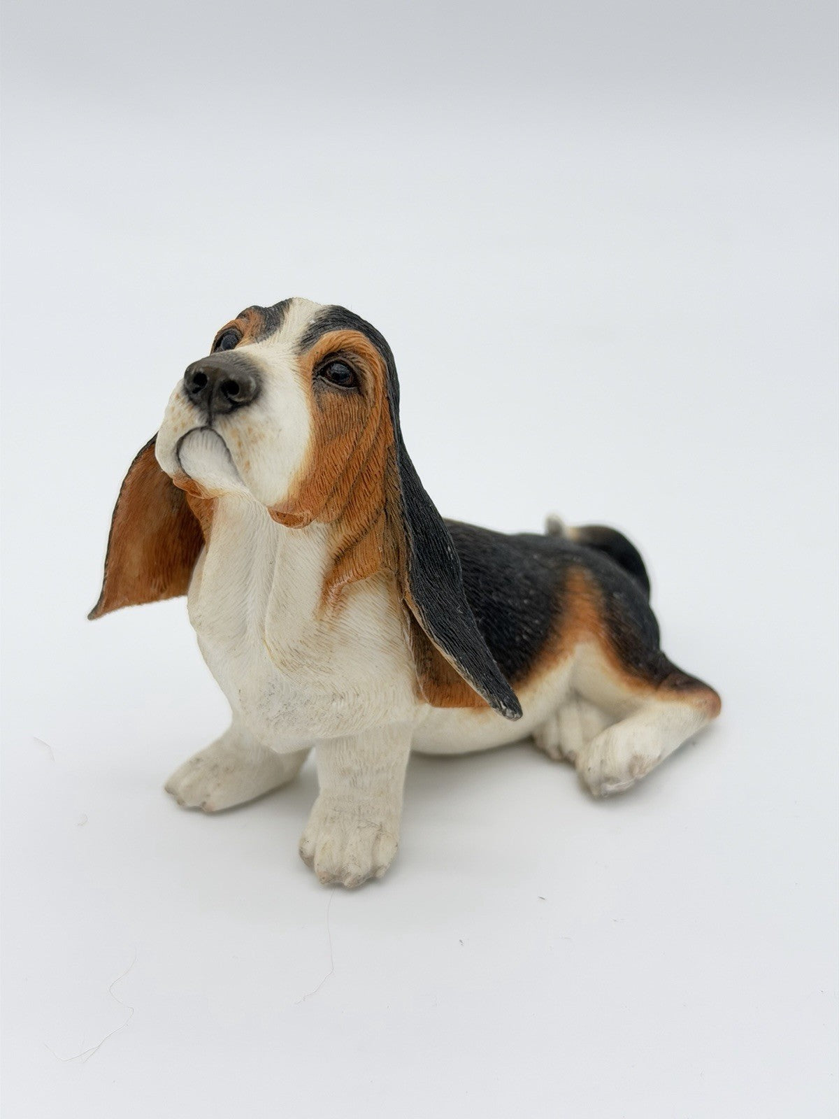 COUNTRY ARTISTS Bassett Hound Puppy Sitting Dog Figurine Resin Painted 2000