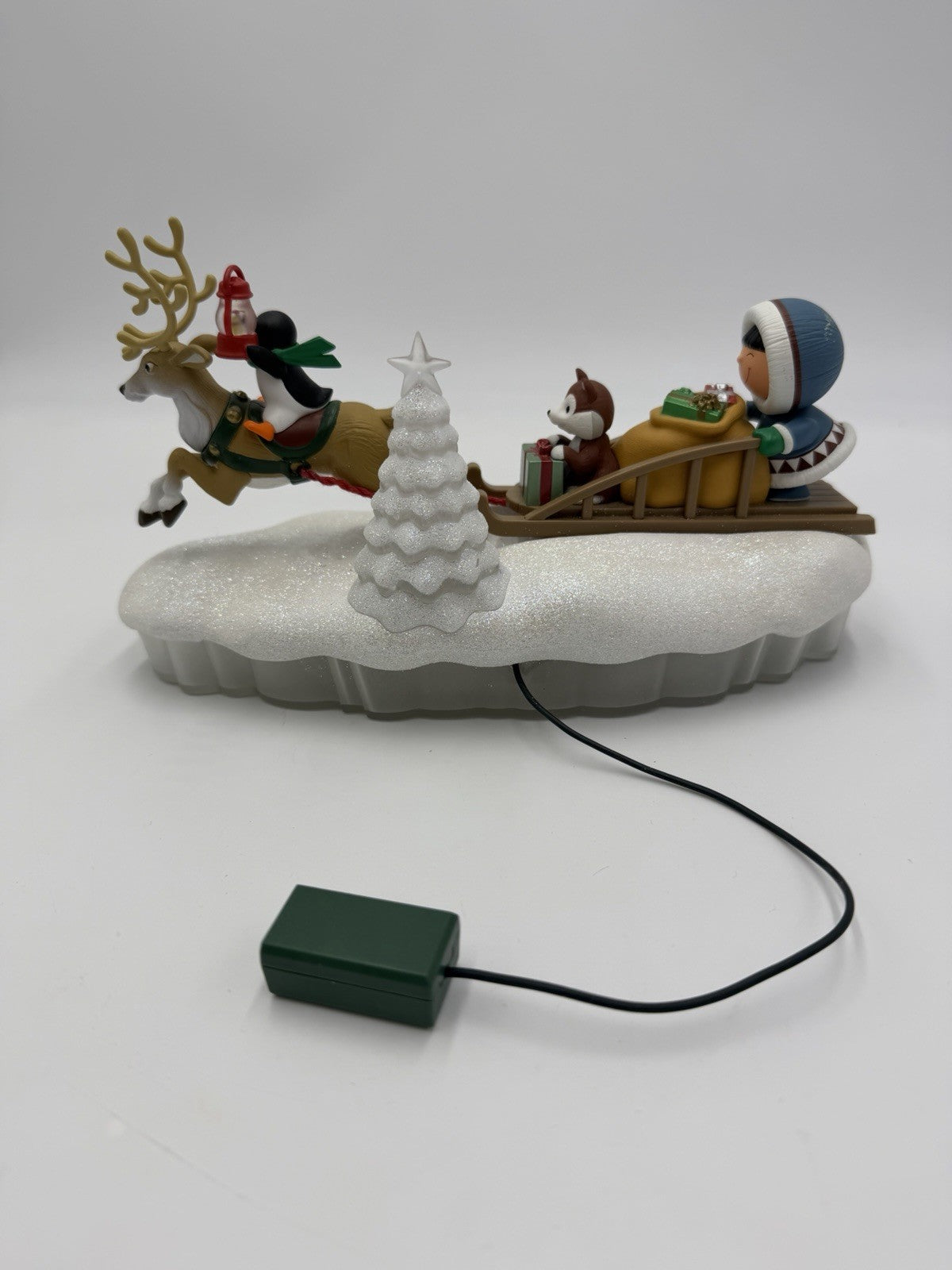 Hallmark 2015 Here Comes Frosty Friends Christmas Tabletop Decor Reindeer