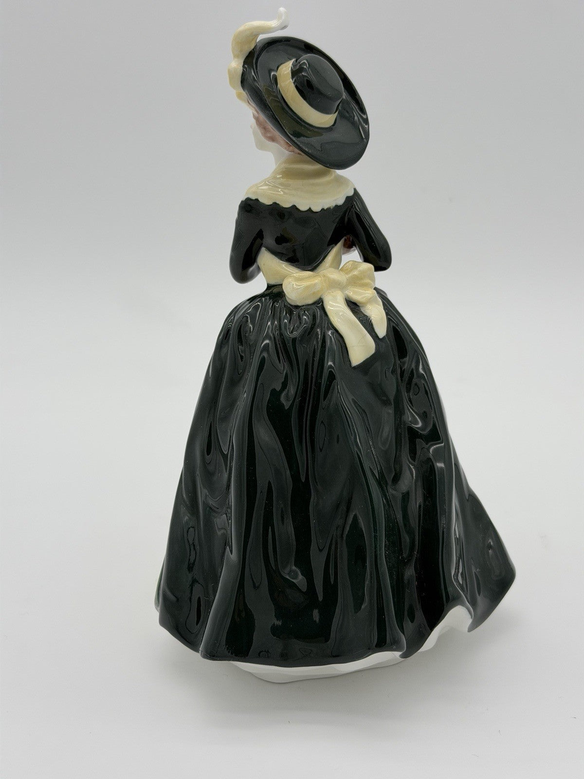 Rare COALPORT Porcelain England Ladies of Fashion Vanessa Painted Figurine 8.5”