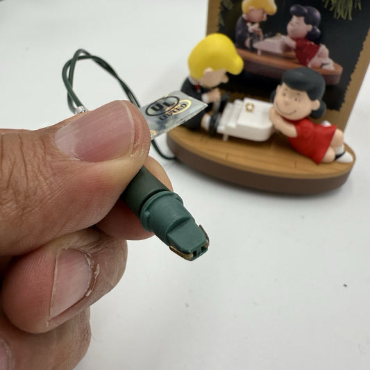 Hallmark Keepsake 1999 Peanuts Schroeder & Lucy Piano Animated Magic Ornament