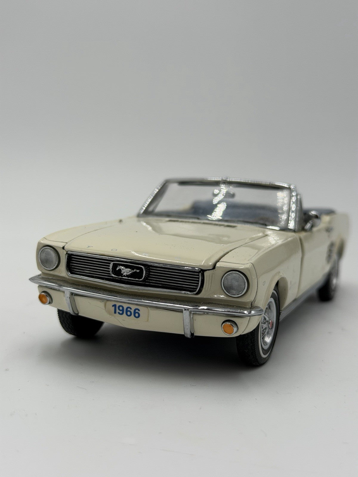 DANBURY MINT 1966 Ford Mustang Convertible 1/24 Diecast Metal Car  Beige