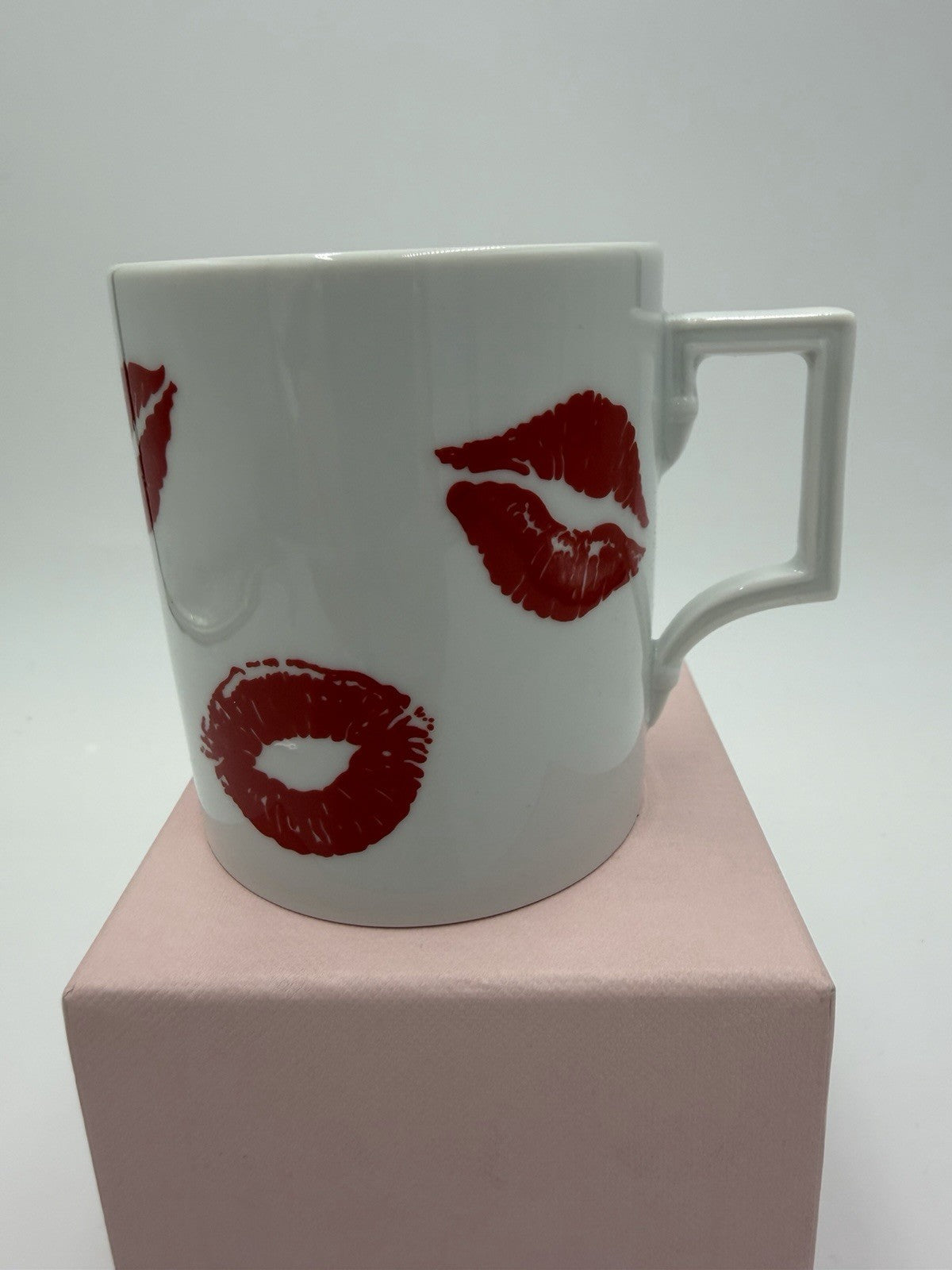 New Meissen Porcelain Germany Berlin Kisses Coffee Mug 3.5”H Box