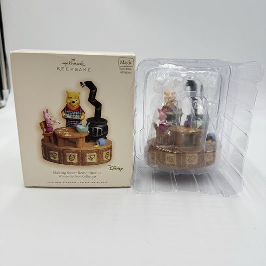 Hallmark Ornament MAKING SWEET REMEMBERIES Magic' Winnie The Pooh 2007