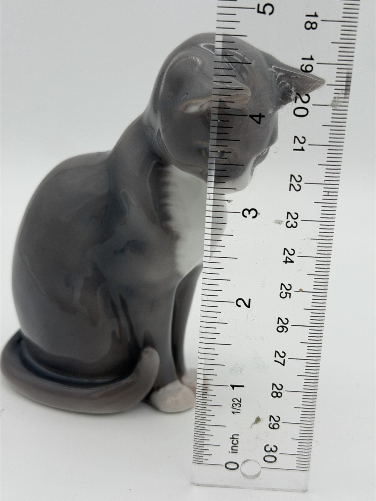 Bing & Grondahl Porcelain Copenhagen Denmakr Cat Sitting #1876 Grey & White 4.5”