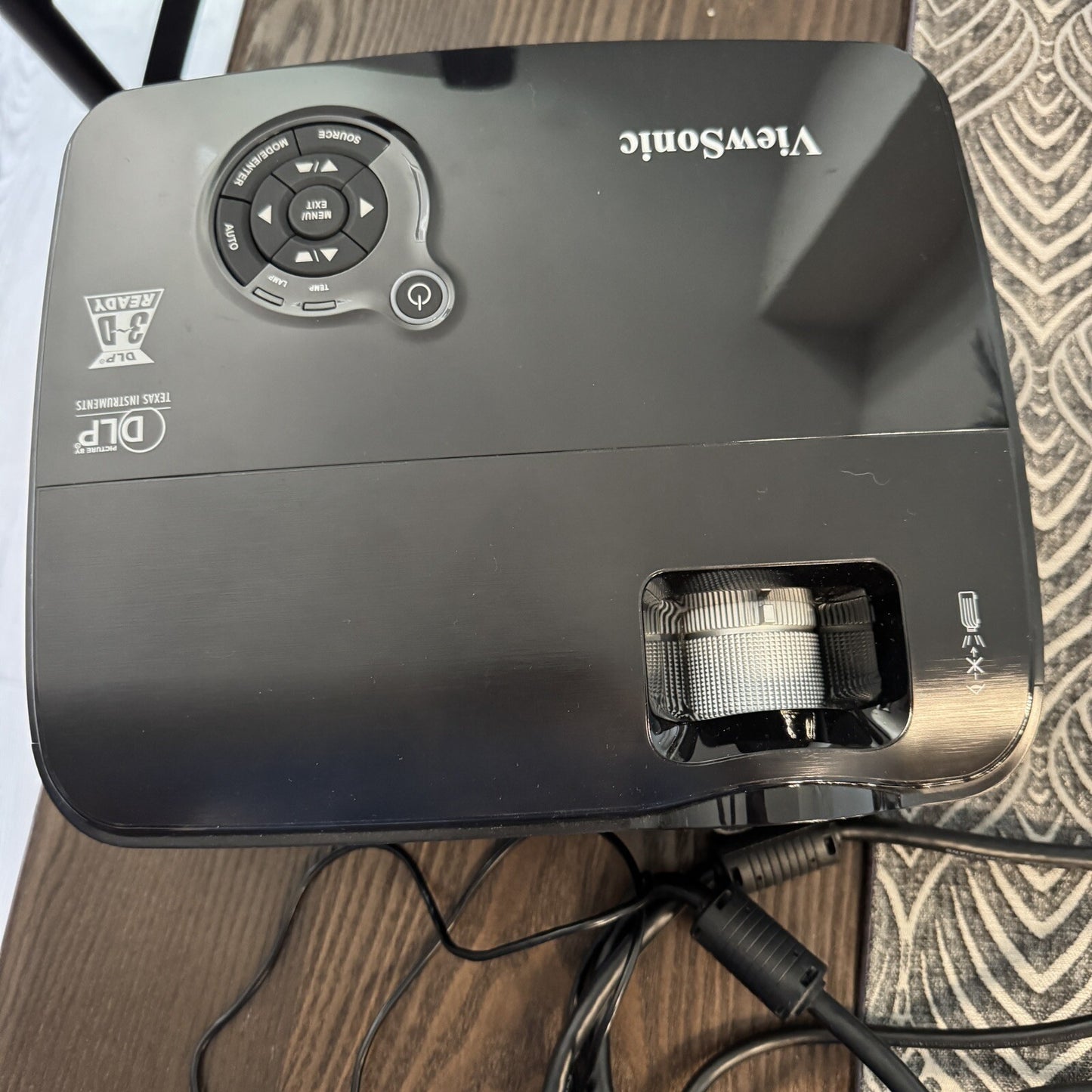 Viewsonic Black PJD5122 Projector With Remote Travel Bag Audio VGA Cables