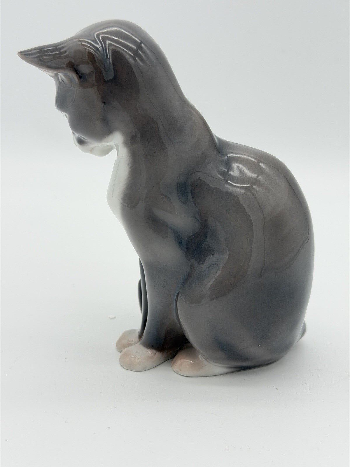 Bing & Grondahl Porcelain Copenhagen Denmakr Cat Sitting #1876 Grey & White 4.5”