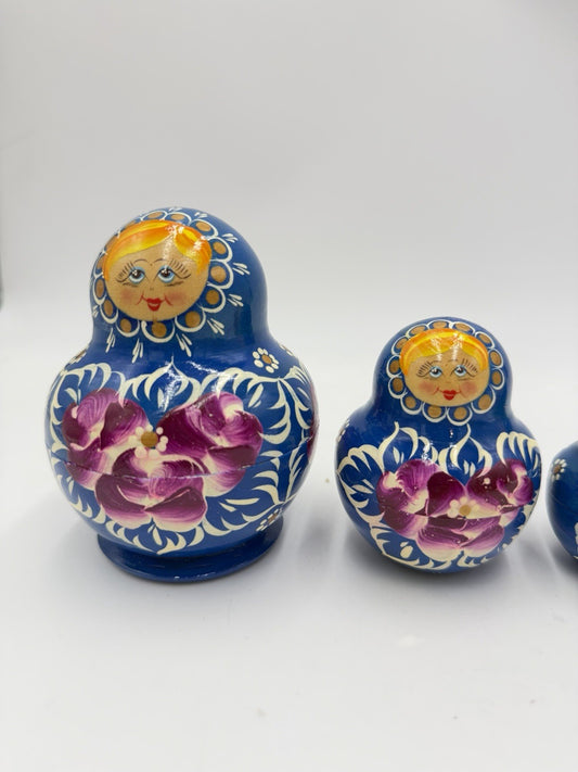 vintage folk art Matryoshka nesting dolls hand painted 10 pieces blue floral 4”
