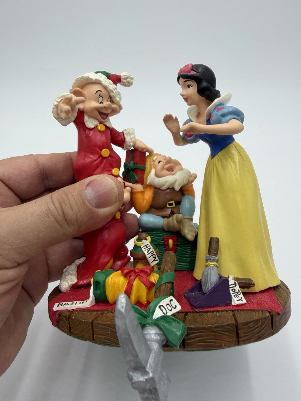 Disney Snow White & 7 Dwarfs 1999 Santas Best Stocking Hanger Vintage 6”H