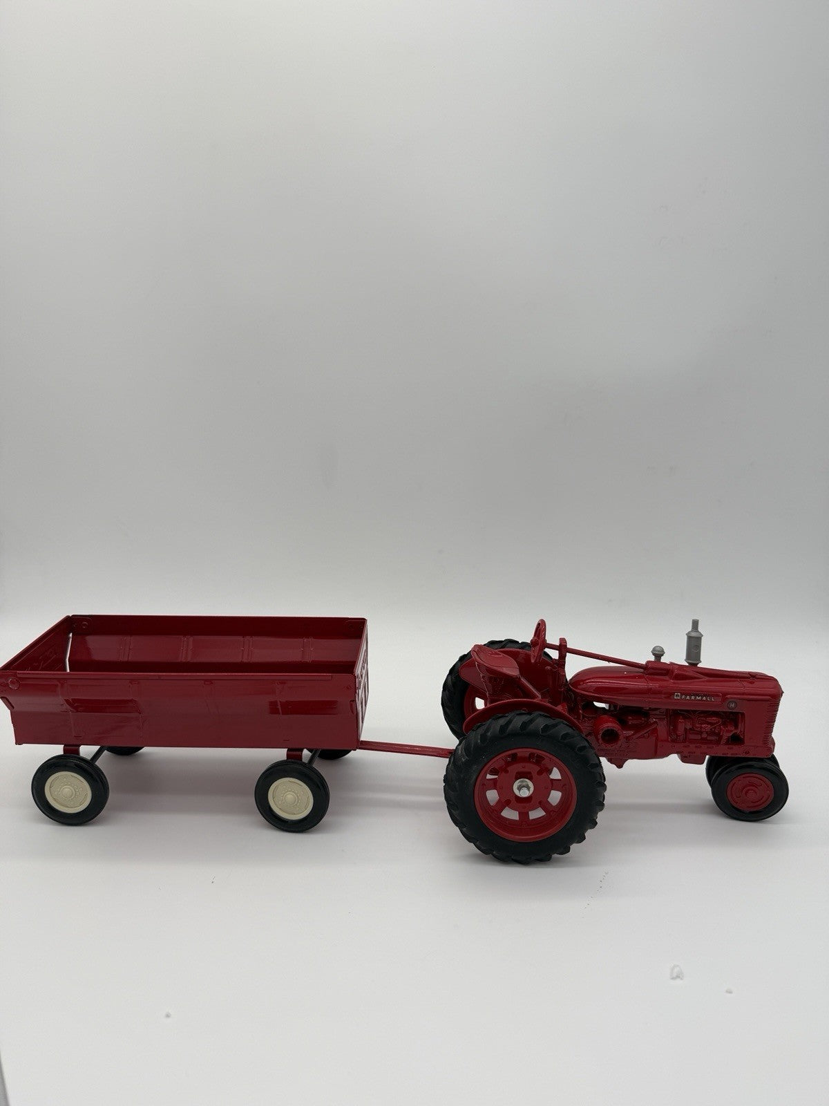 Ertl Farmall Super H 1/16 Diecast Farm Tractor 1988 Toy Diecast Red Wagon #2322