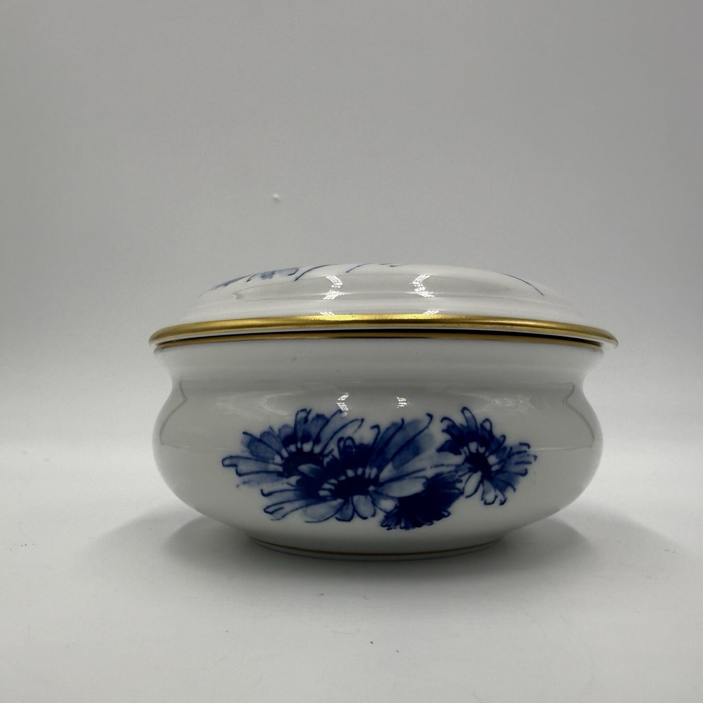 Rare 19th Meissen Porcelain Blue Daisies Trinket Box Porcelain White/blue German