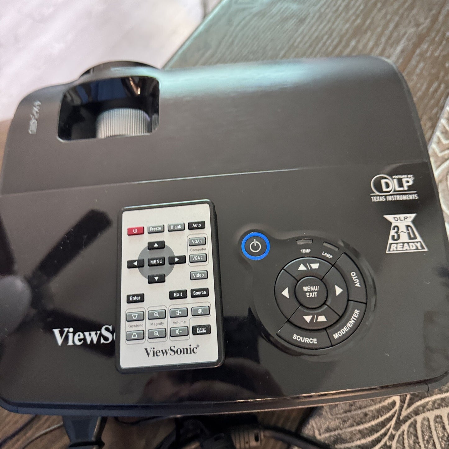 Viewsonic Black PJD5122 Projector With Remote Travel Bag Audio VGA Cables