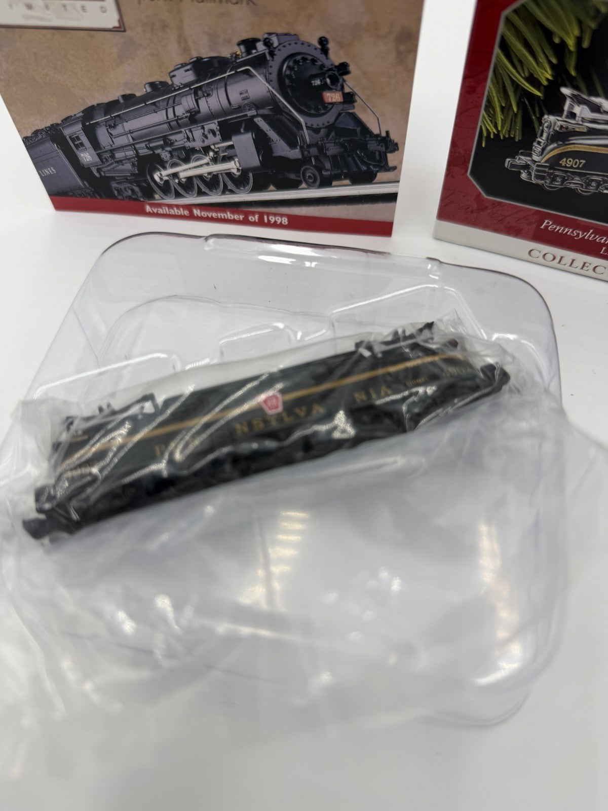Hallmark Pennsylvania GG-1 Locomotive Lionel Train Ornament 1998 Diecast Sealed