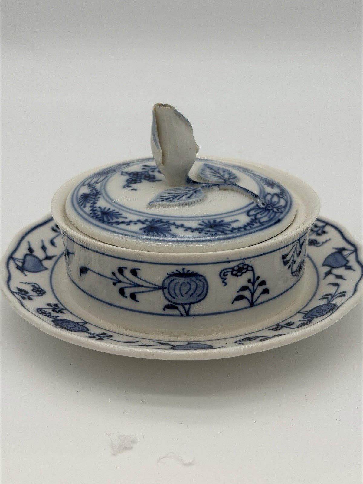 Meissen Porcelain Blue Onion Covered Round Butter Dish Rose Top Germany