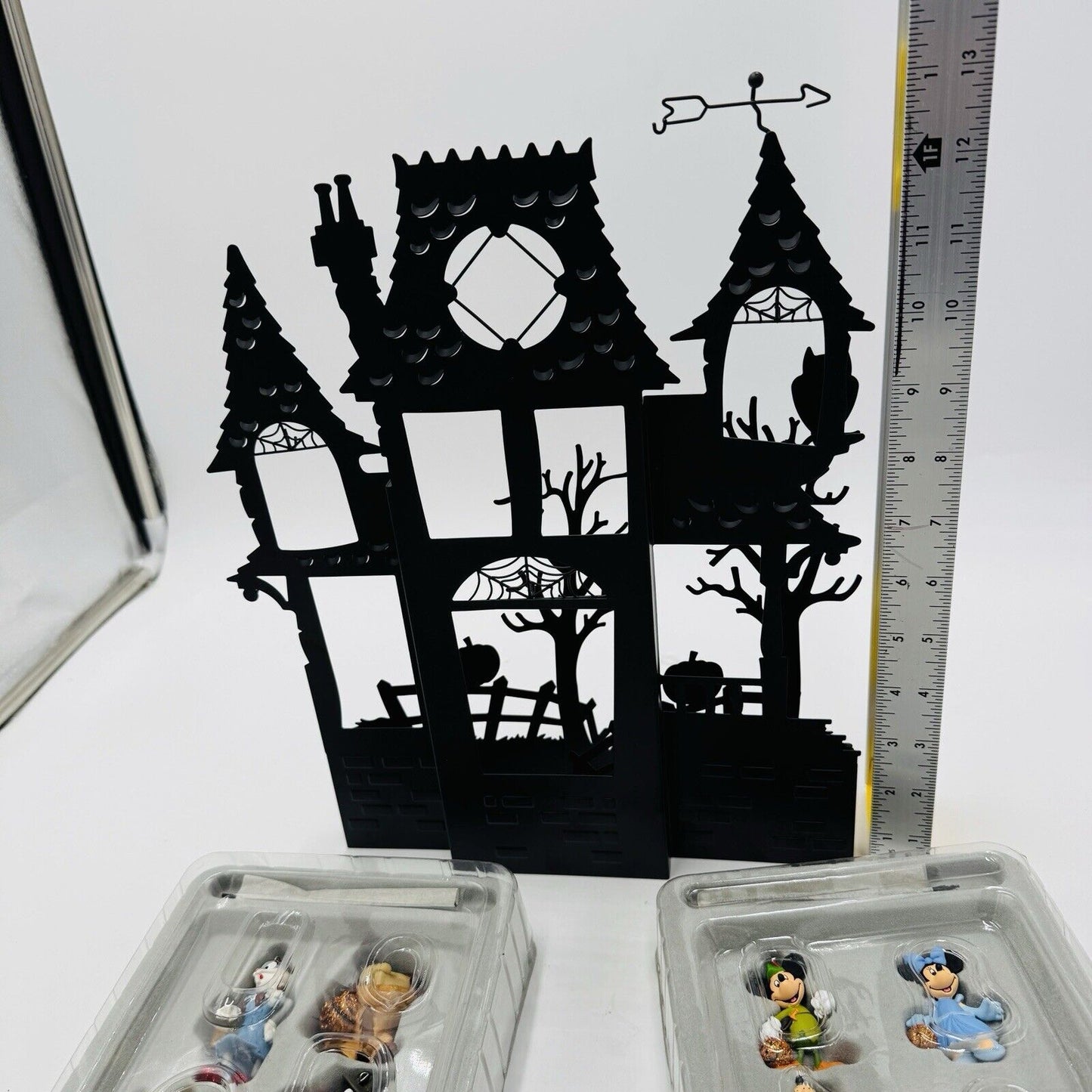 Hallmark Keepsake Artist Tom Best Halloween Ornament Stand Disney Famous Faces