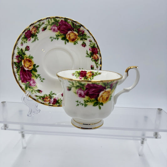 Vintage 1962 Royal Albert Old Country Roses England Porcelain Teacup & Saucer