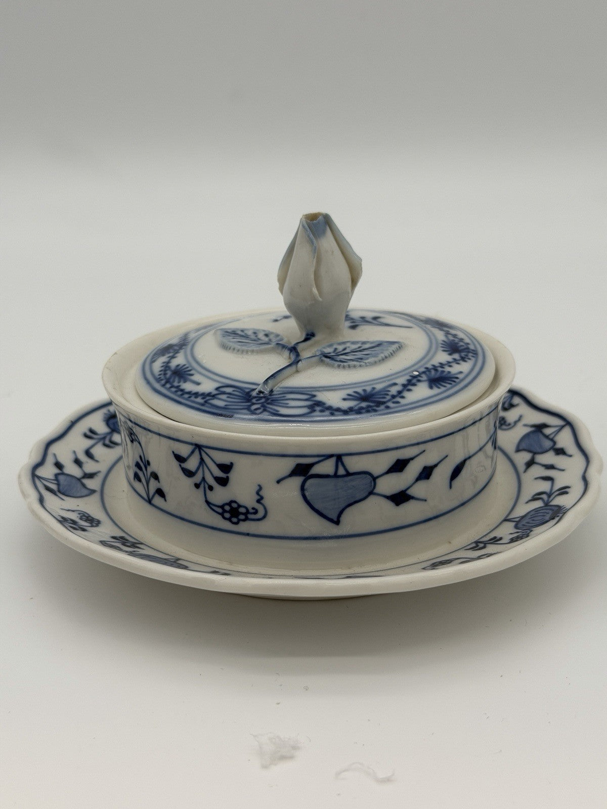 Meissen Porcelain Blue Onion Covered Round Butter Dish Rose Top Germany