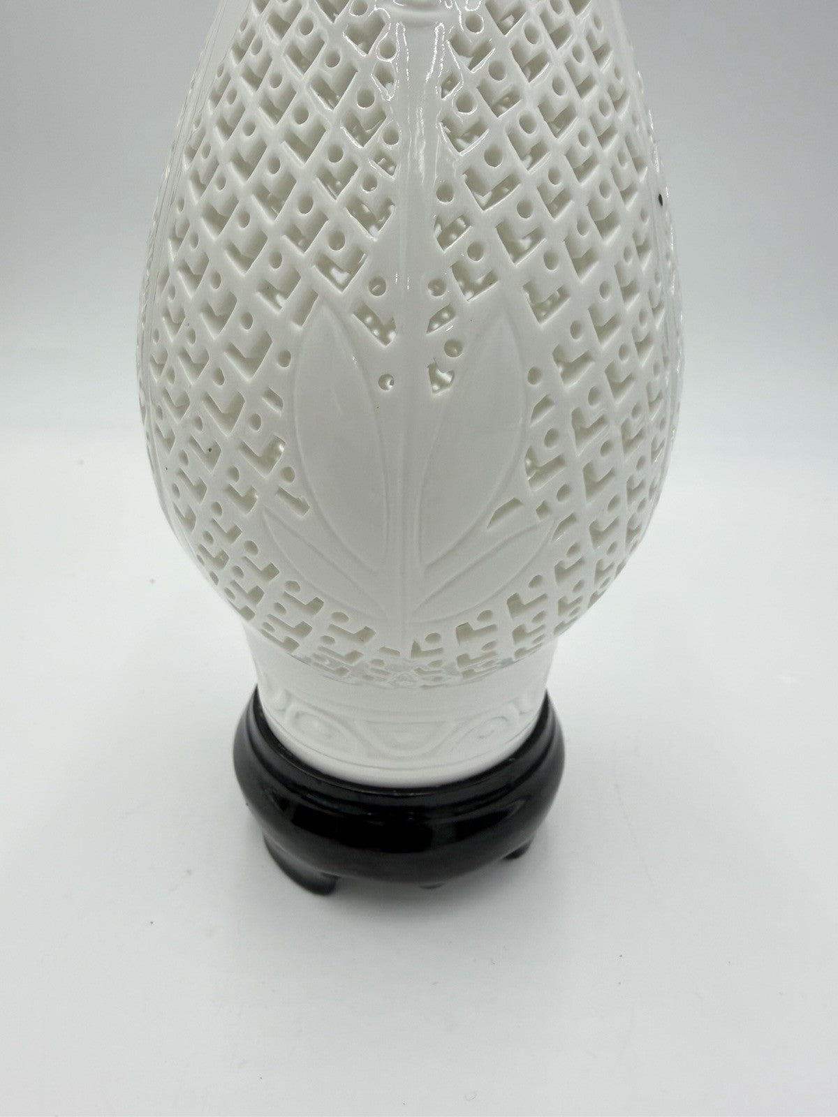 Chinese BLANC DE CHINE Dehua White Porcelain Reticulated Filigree Lattice Vase