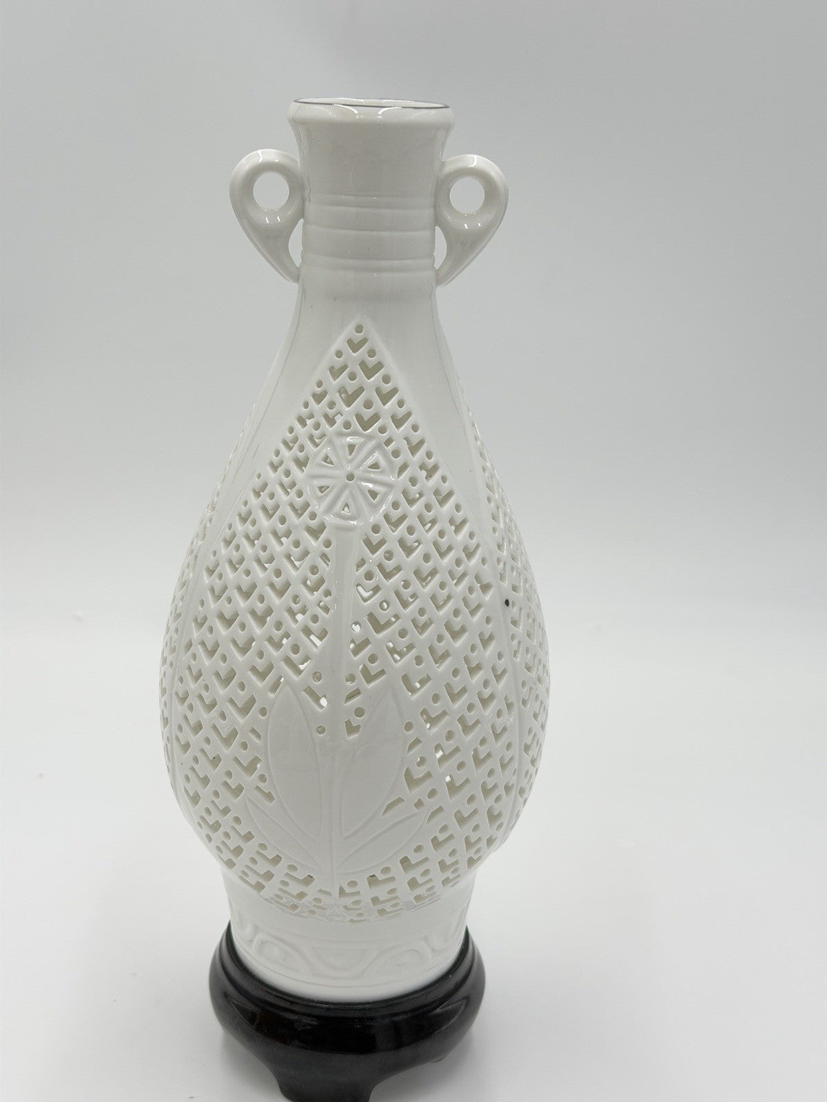 Chinese BLANC DE CHINE Dehua White Porcelain Reticulated Filigree Lattice Vase