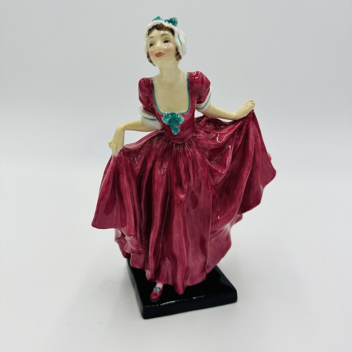 Royal Doulton Lady Delight HN 1772 Figurine Hand Painted Porcelain England Decor