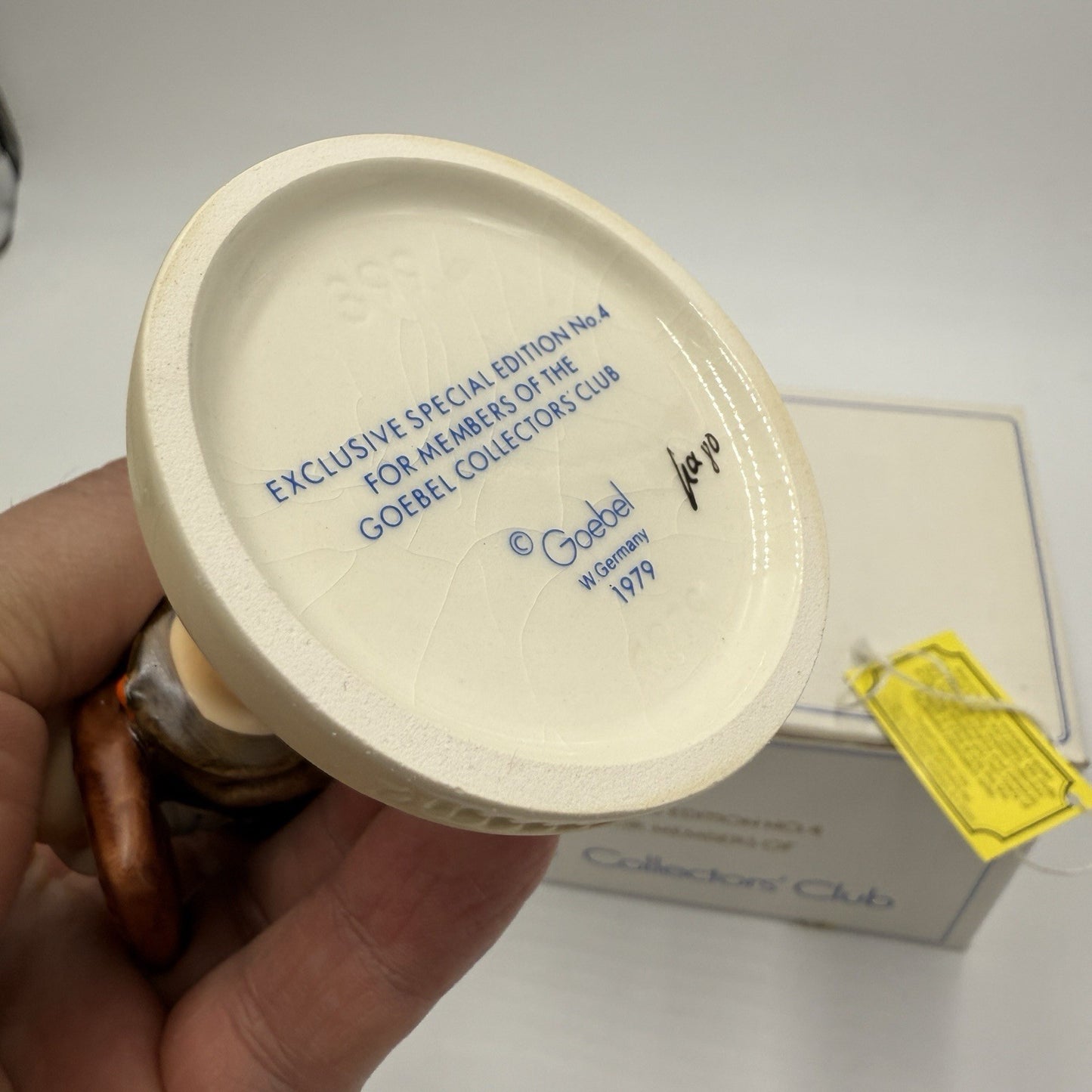 Hummel # 399 Goebel Germany Figurine Valentine Joy" Collectors' Club 1979 w/Box