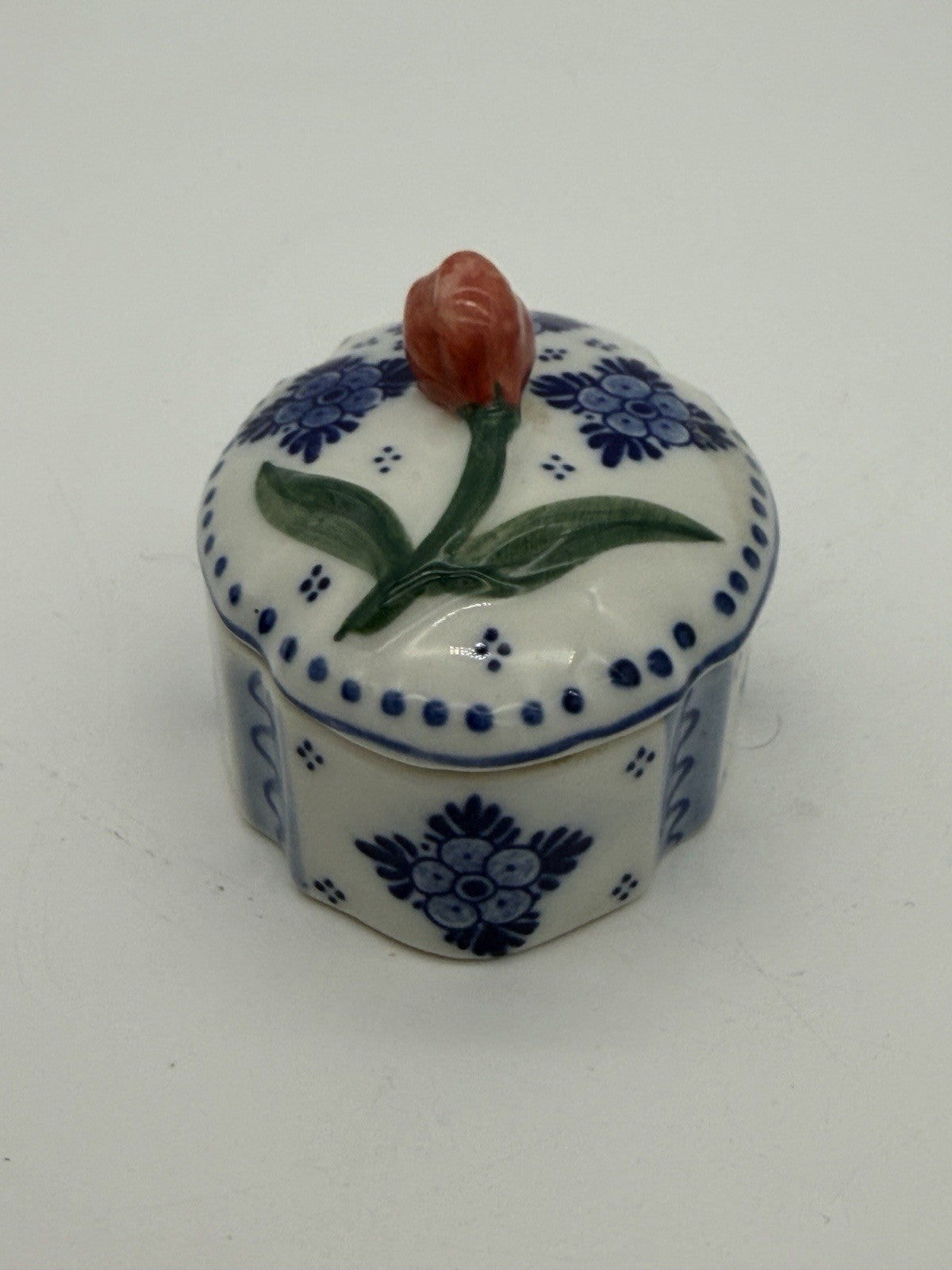 Delft Blue/white Pottery Holland red Tulip Ceramic Painted Trinket Box 2”x2.5”