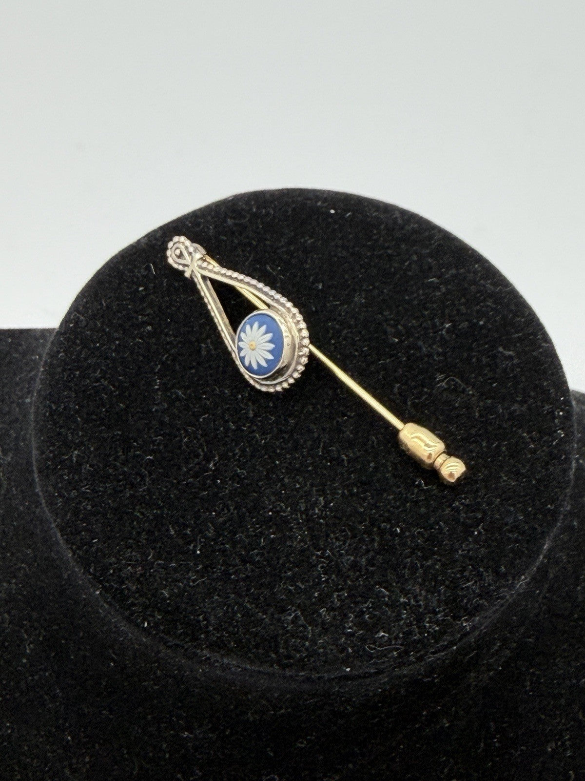 Rare Wedgwood Jasperware Stick Pin Brooch White Jasper Daisy On Blue  Marks JW