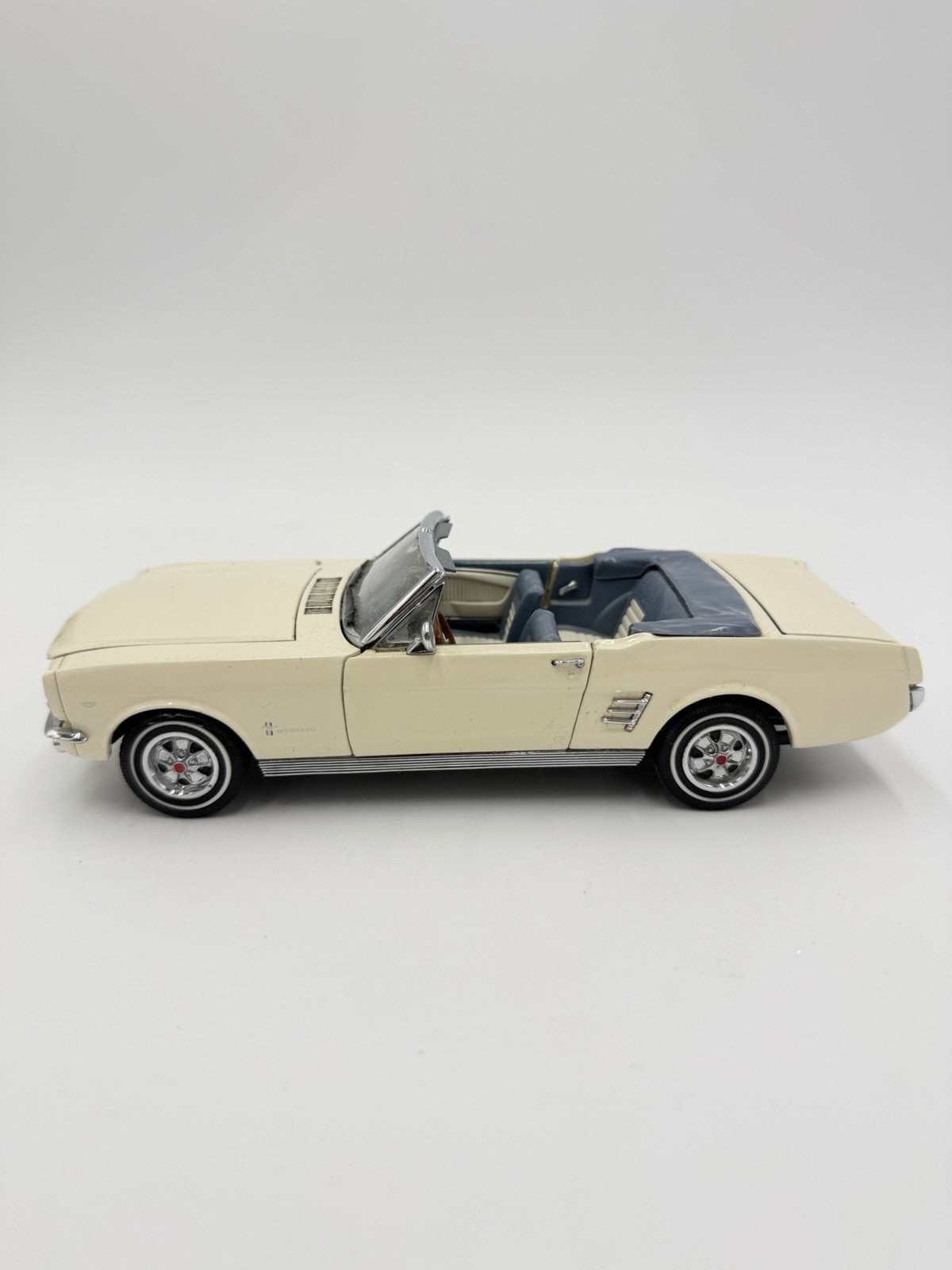 DANBURY MINT 1966 Ford Mustang Convertible 1/24 Diecast Metal Car  Beige