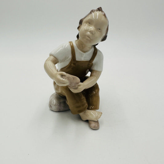 Bing & Grondahl Figurine Boy Shoe in Tan Pants Help Me Mum Denmark Vintage 2275