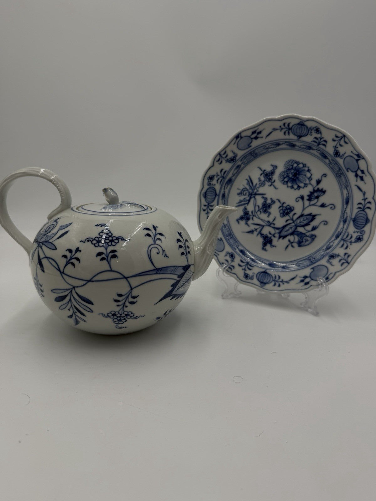 Antique Meissen Porcelain Blue Onion Teapot & Saucer Pot Germany Flower Lid