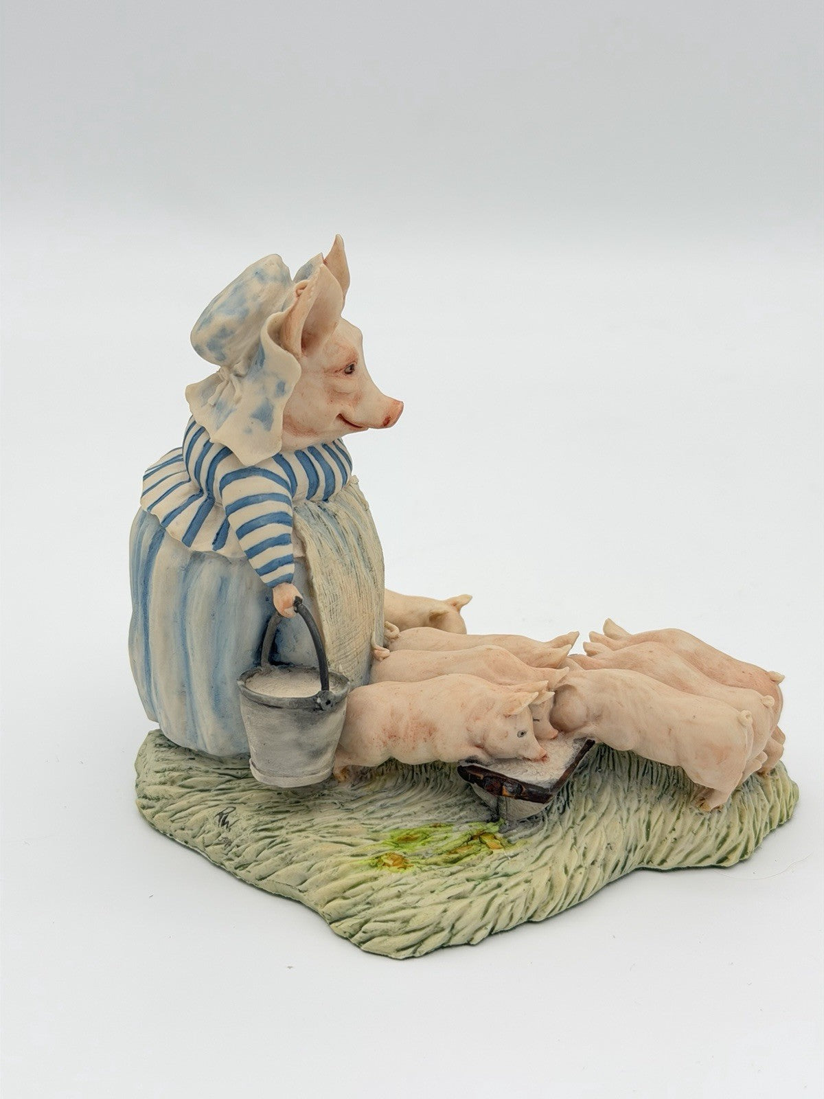 Border Arts Scotland Beatrix Potter Aunt Pettitoes Feeding the Piglets Figurine