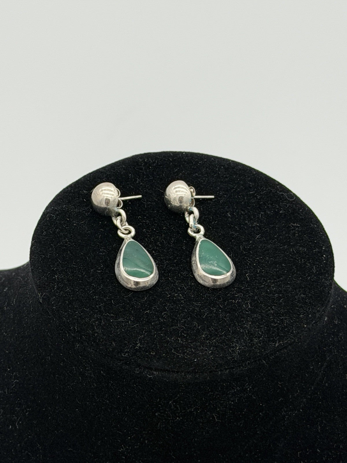 sterling silver earrings teardrop-shaped green chalcedony /onyx cabochons