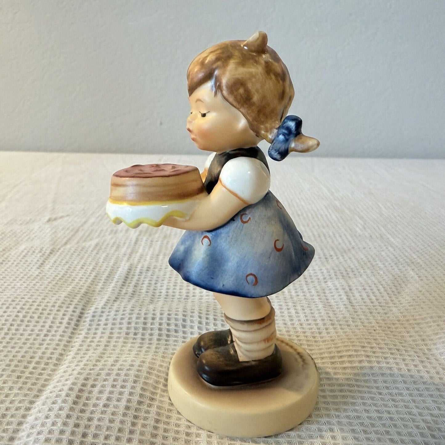 Goebel Hummel "Sweet As Can Be" #541   Mint 4-1/4” Exclusive Ed, MI HUMMEL Club